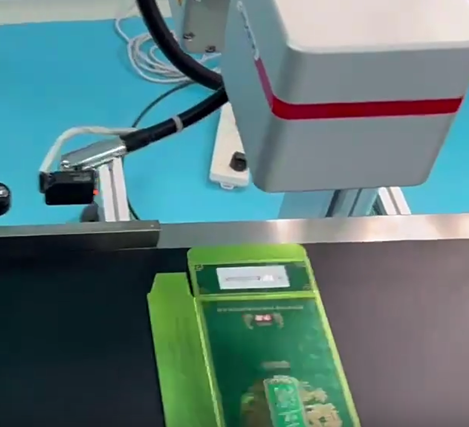 Flying laser marking machine